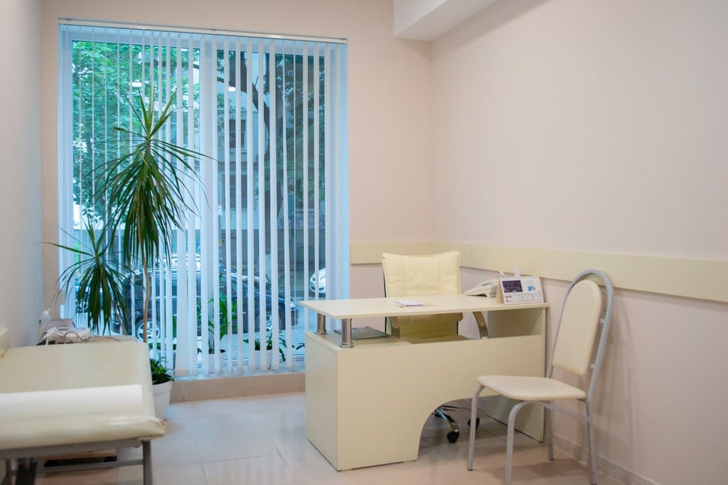 Интерьер клиники Трезвая Столица, светлая мебель с панорамным окном